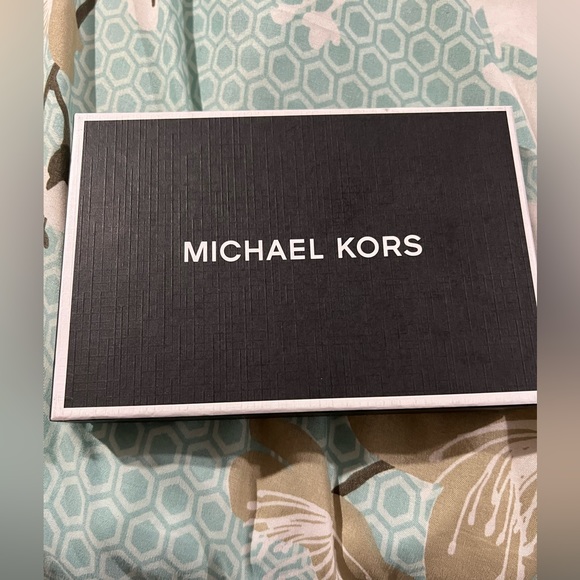 Michael Kors cardholder and a key charm gift set - Picture 6 of 11